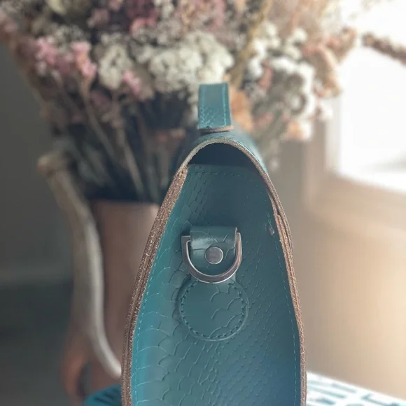 Green Crossbody Bag with Silver Clasp - Picture 6 of 7